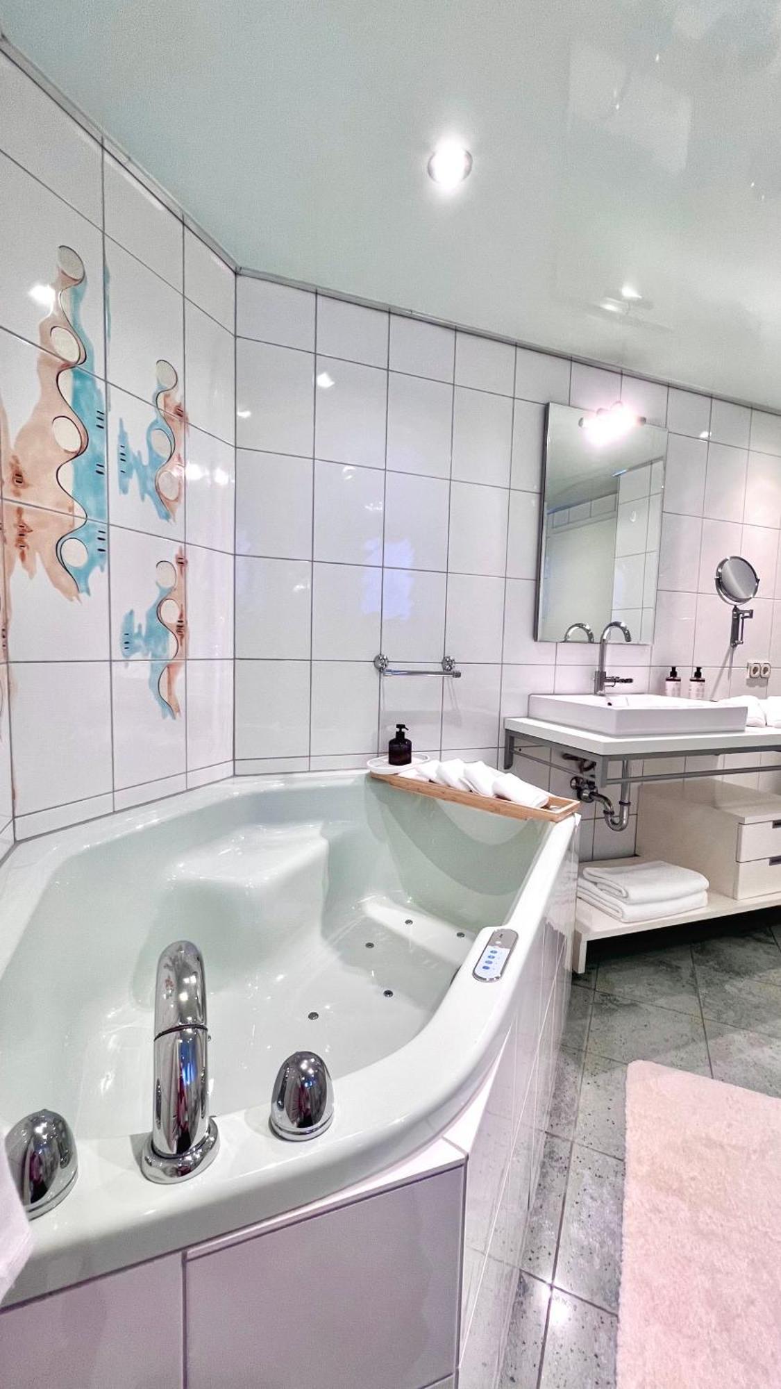 Apartment 90qm Designerwohnung Mit Kueche Und Jacuzzi In Do-city