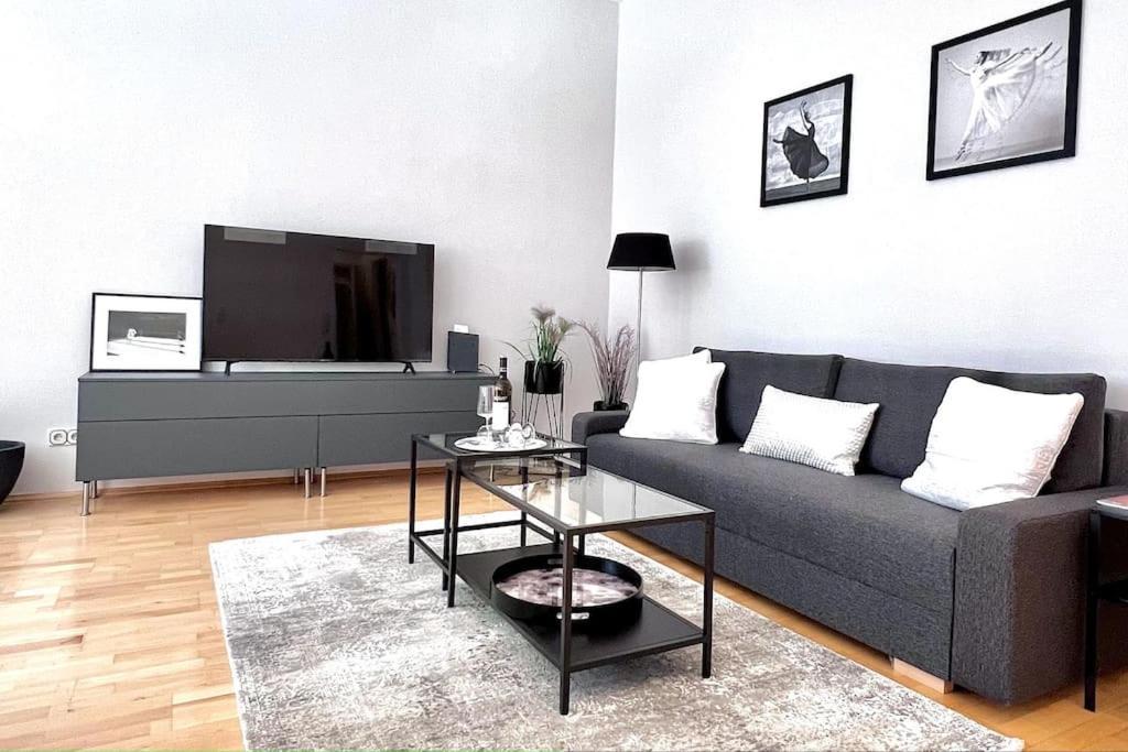 90qm Designerwohnung Mit Kueche Und Jacuzzi In Do-city Dortmund
