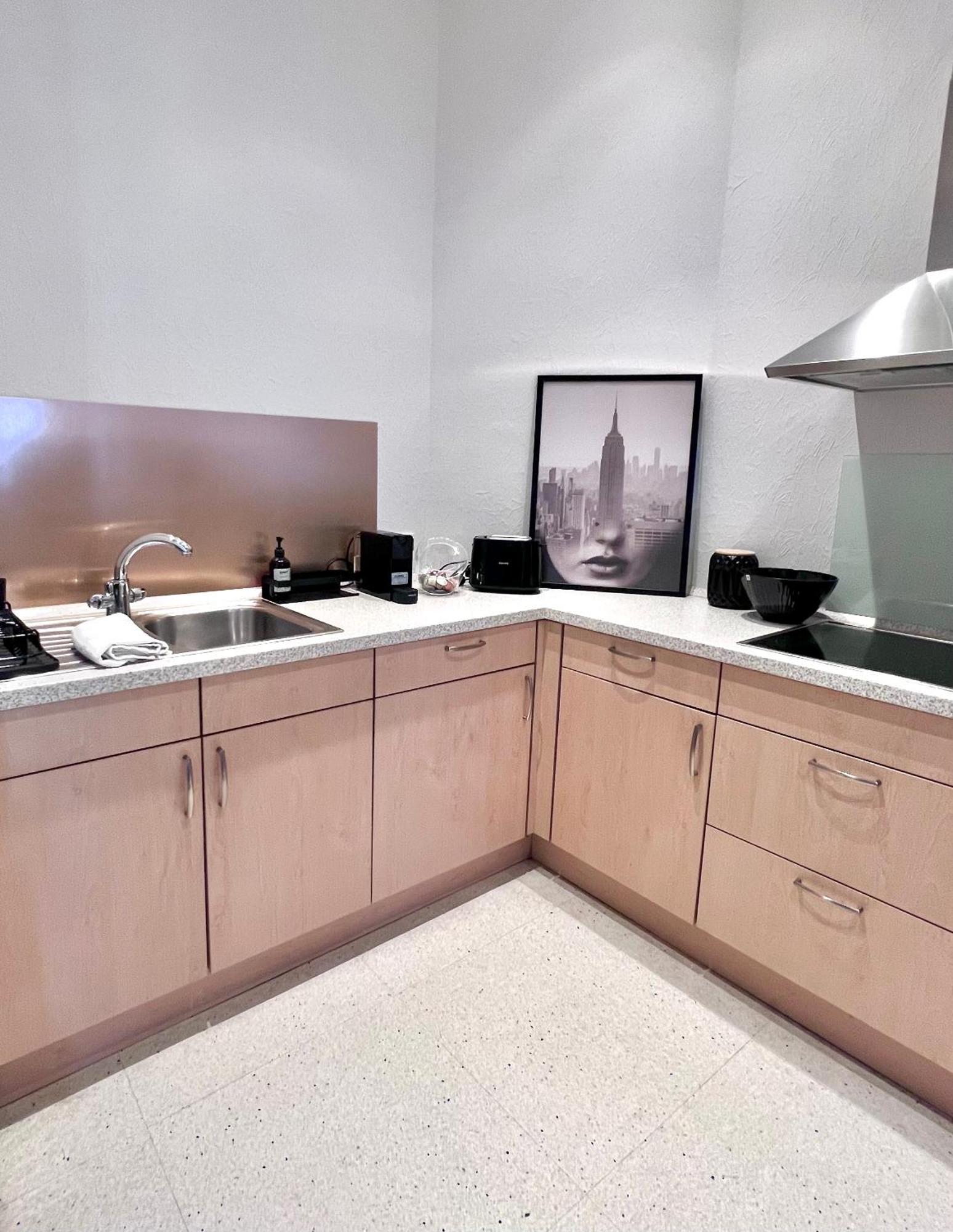 90qm Designerwohnung Mit Kueche Und Jacuzzi In Do-city
