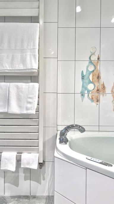 90qm Designerwohnung Mit Kueche Und Jacuzzi In Do-city