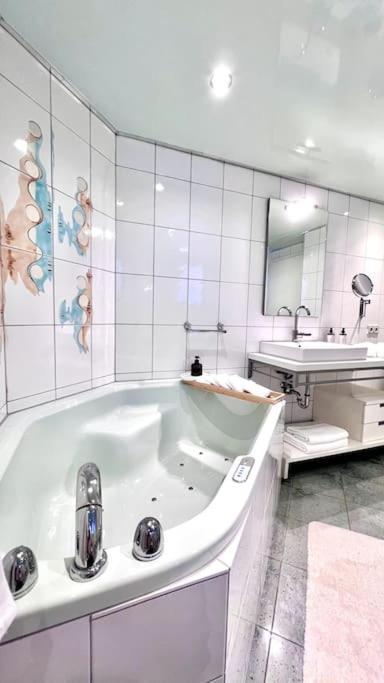 Apartment 90qm Designerwohnung Mit Kueche Und Jacuzzi In Do-city Dortmund