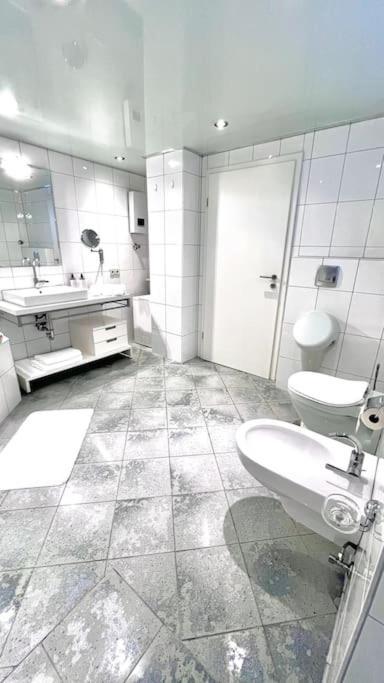 90qm Designerwohnung Mit Kueche Und Jacuzzi In Do-city *
