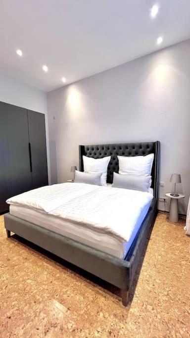90qm Designerwohnung Mit Kueche Und Jacuzzi In Do-city