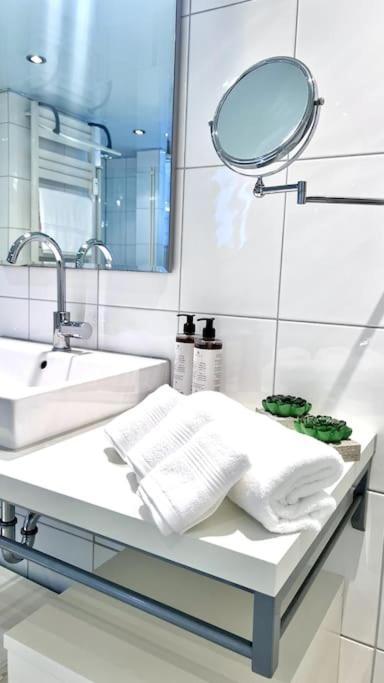 90qm Designerwohnung Mit Kueche Und Jacuzzi In Do-city