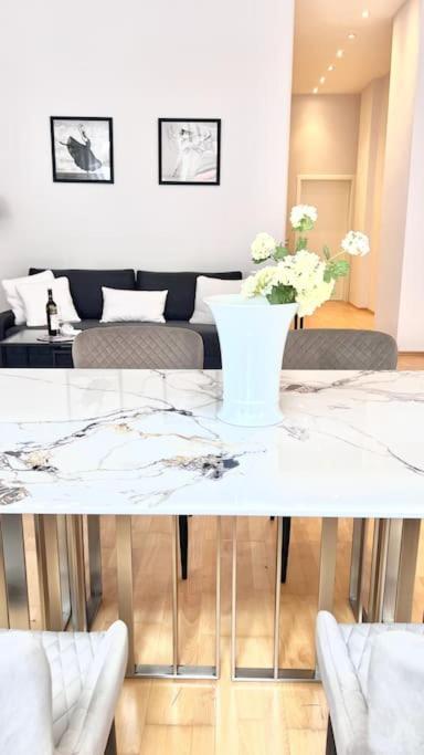 90qm Designerwohnung Mit Kueche Und Jacuzzi In Do-city