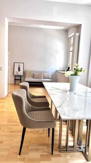 90qm Designerwohnung Mit Kueche Und Jacuzzi In Do-city Apartment *