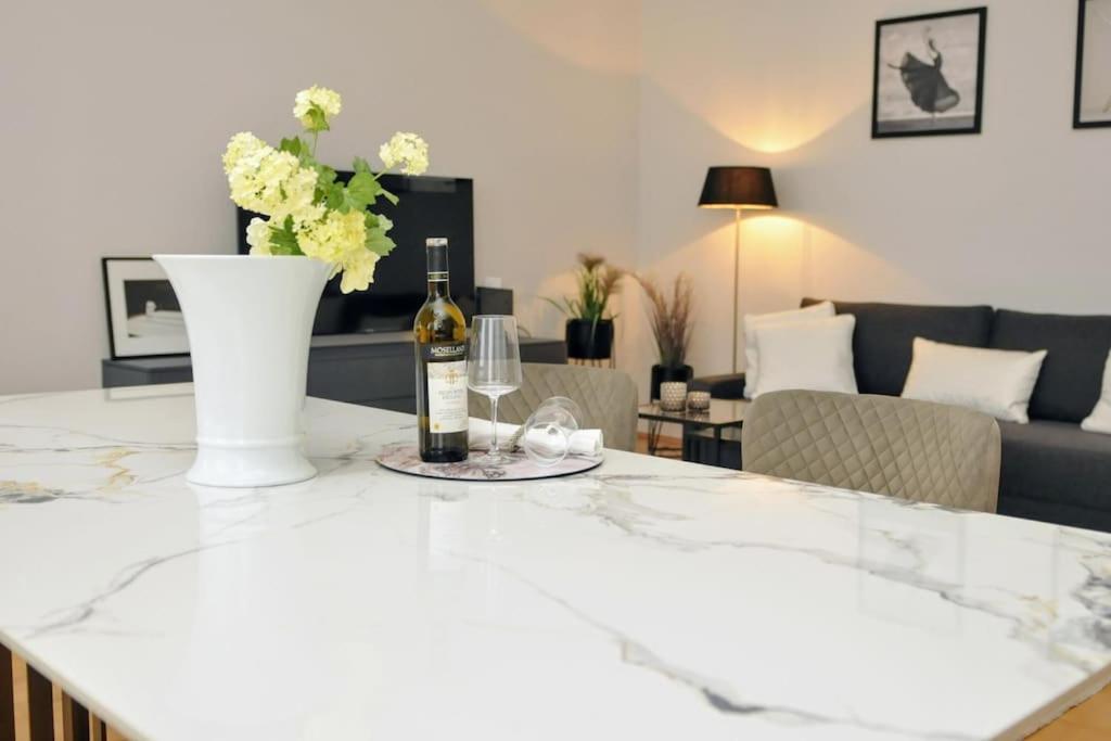 90qm Designerwohnung Mit Kueche Und Jacuzzi In Do-city Apartment *